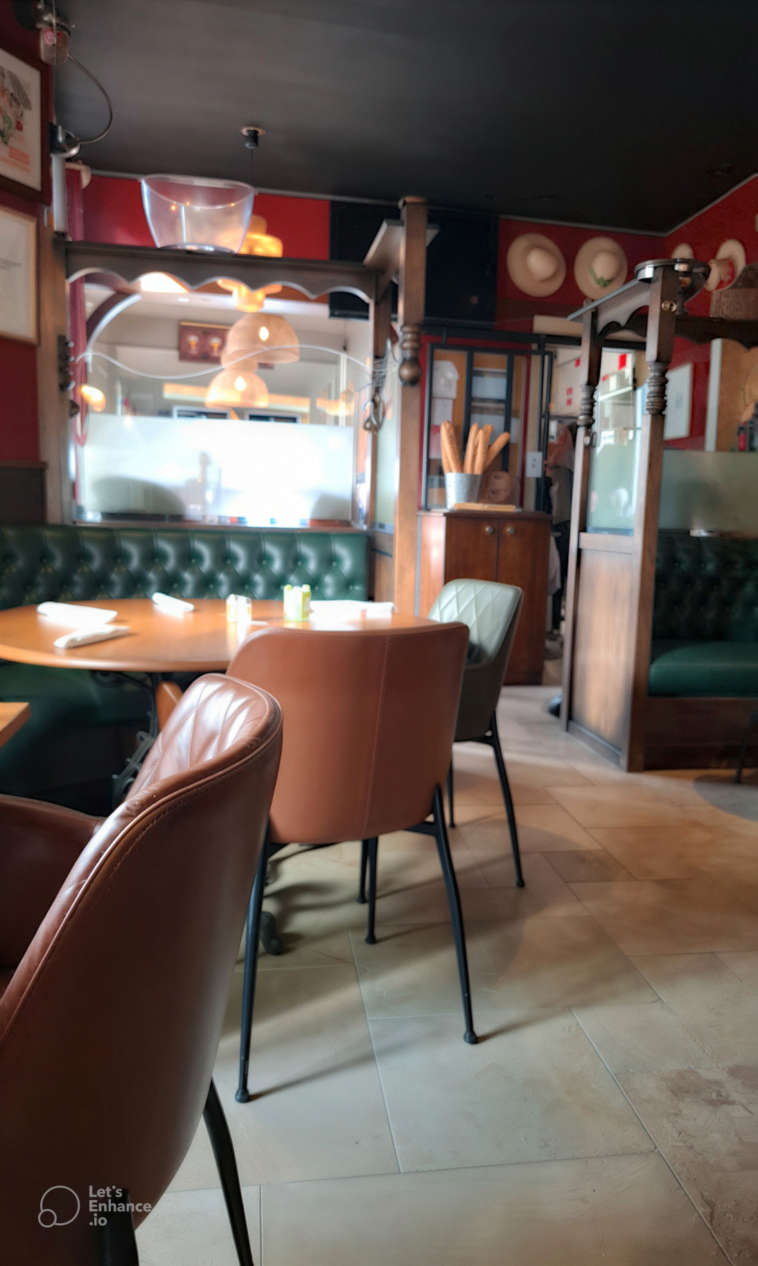 Intérieur chaleureux du Café de la Paroisse